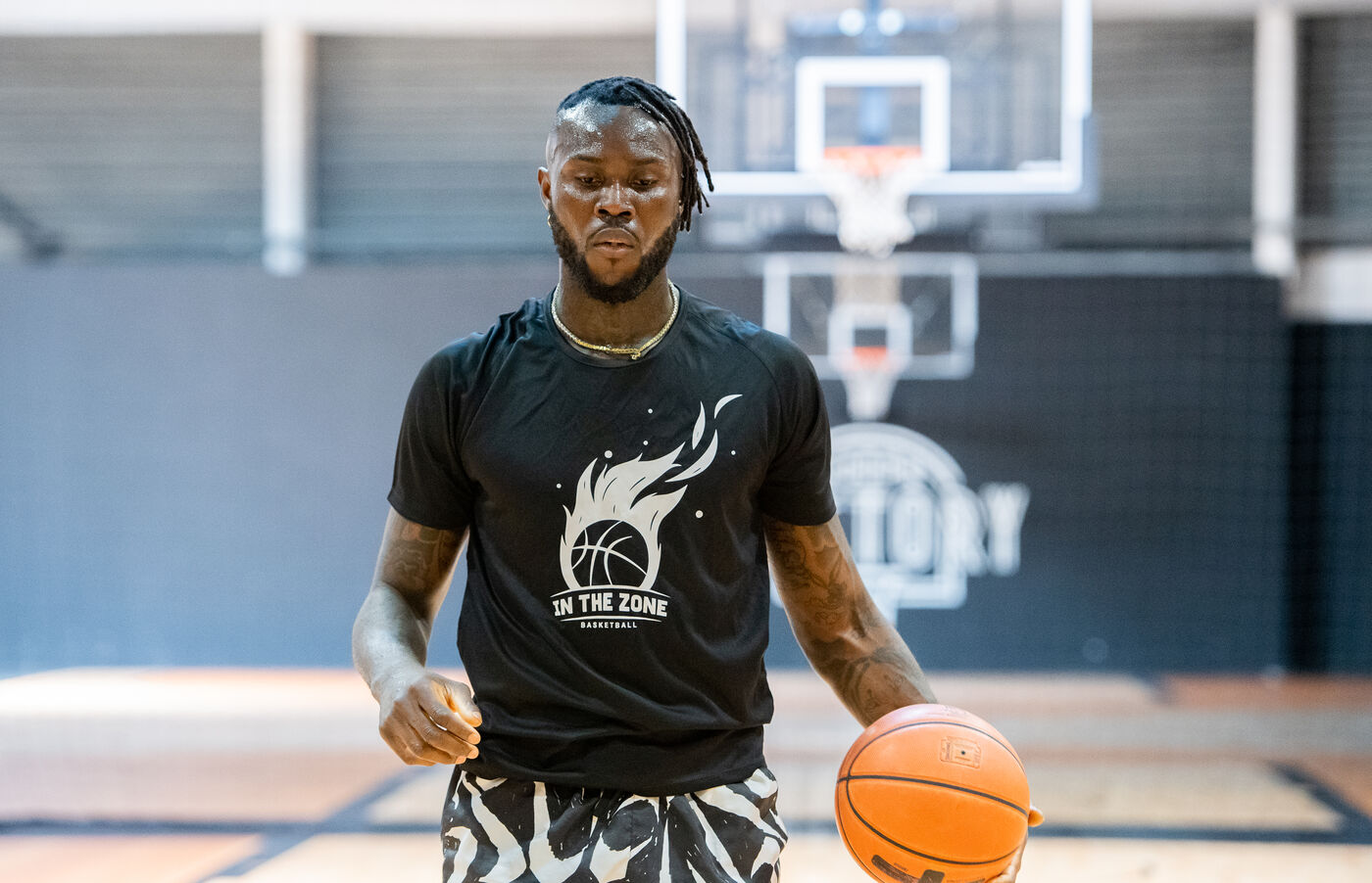 Joueur professionnel en maillot In The Zone Basketball sur le terrain